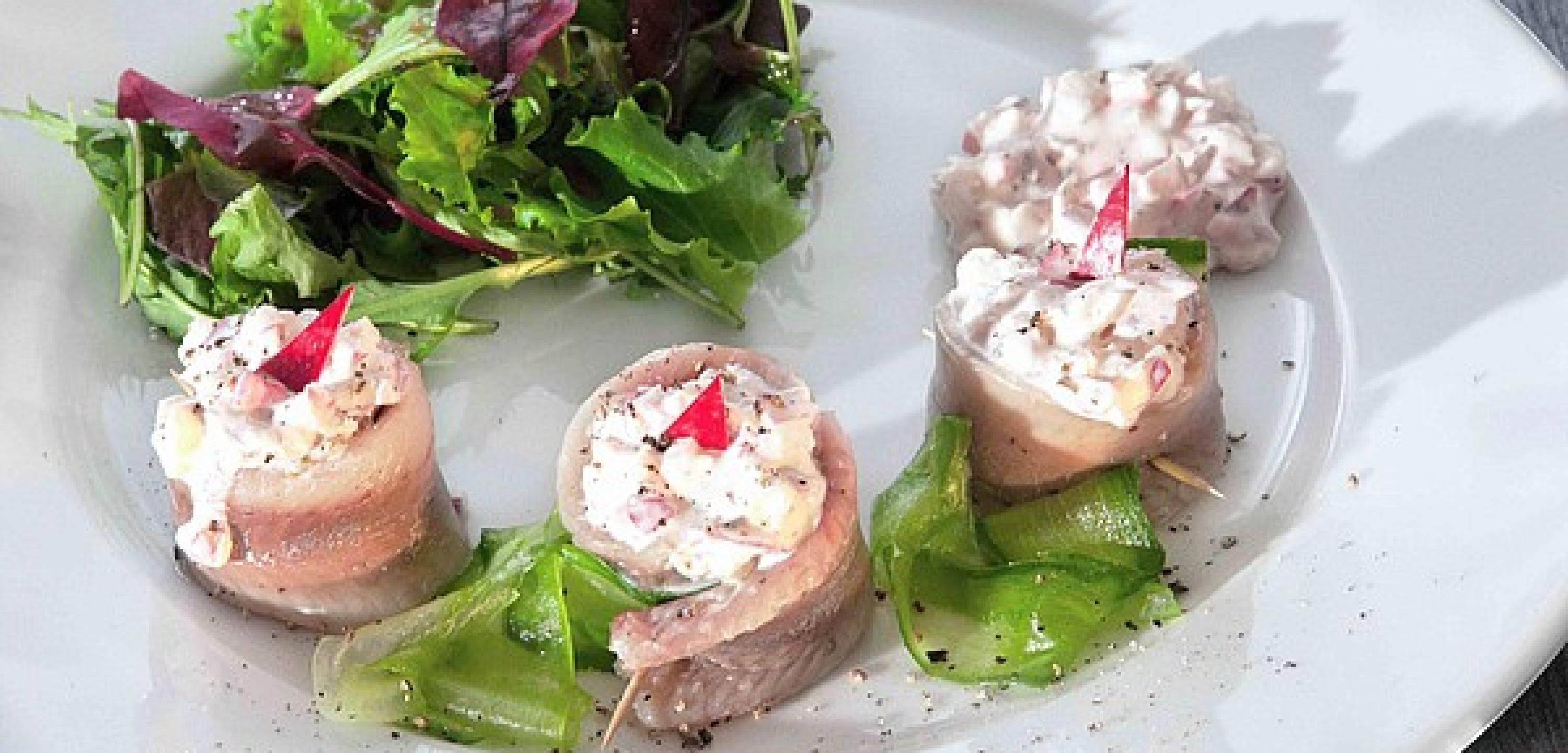 Gefüllte Matjesröllchen auf Wildkräutersalat Gefüllte Matjesröllchen auf Wildkräutersalat