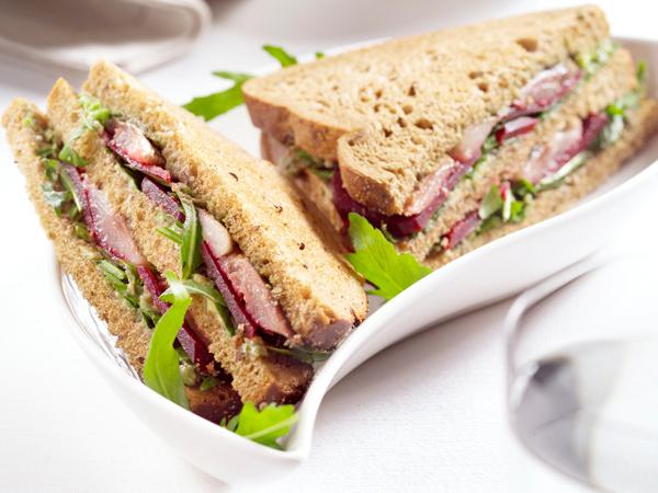 Club-Sandwich mit Hering und Avocado